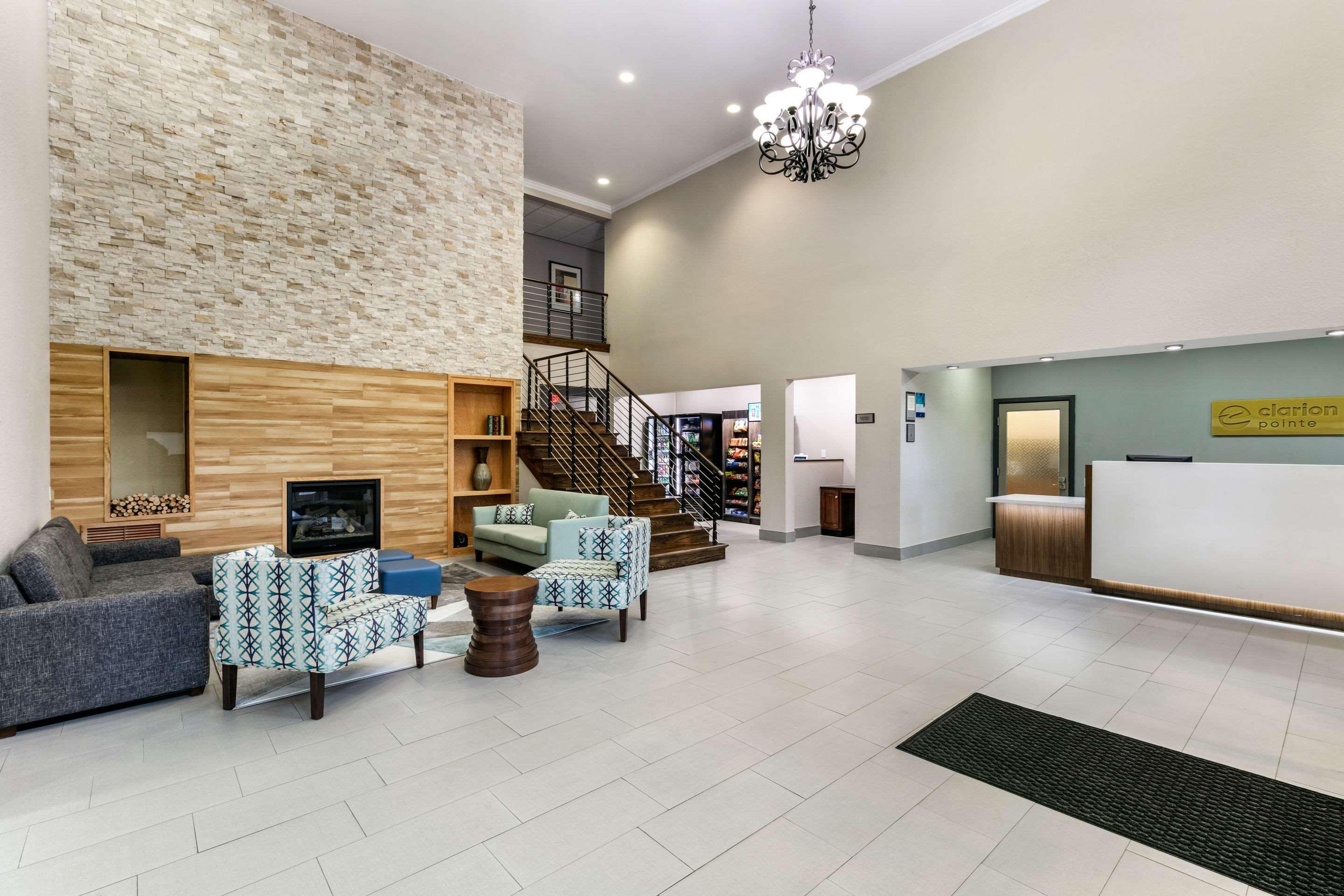 Clarion Pointe Columbus-Bradley Park Hotel Exterior photo