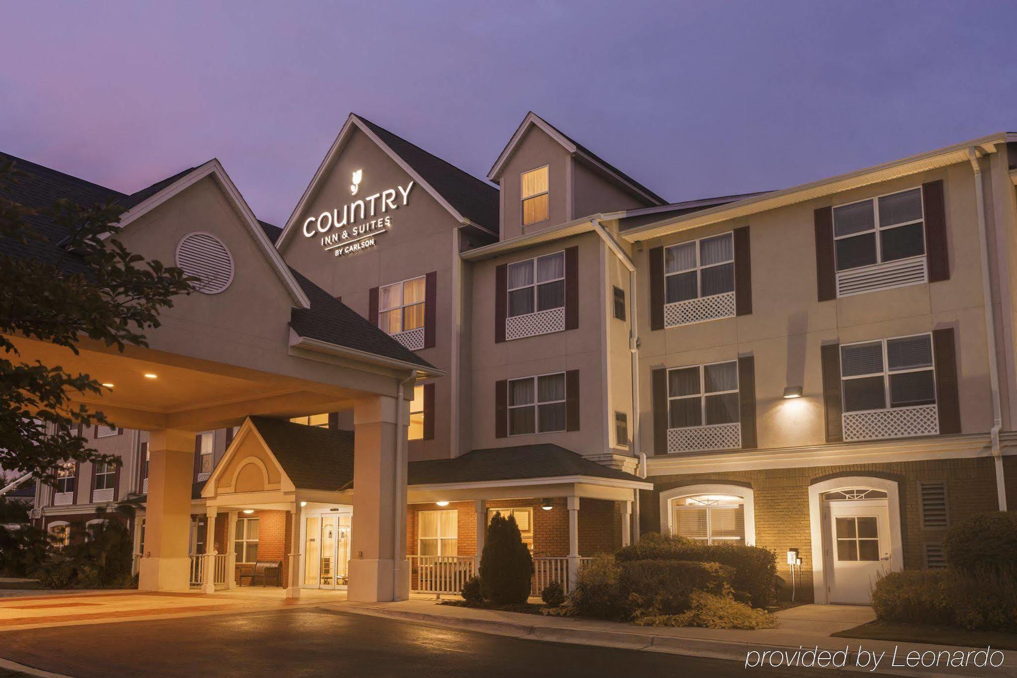 Clarion Pointe Columbus-Bradley Park Hotel Exterior photo