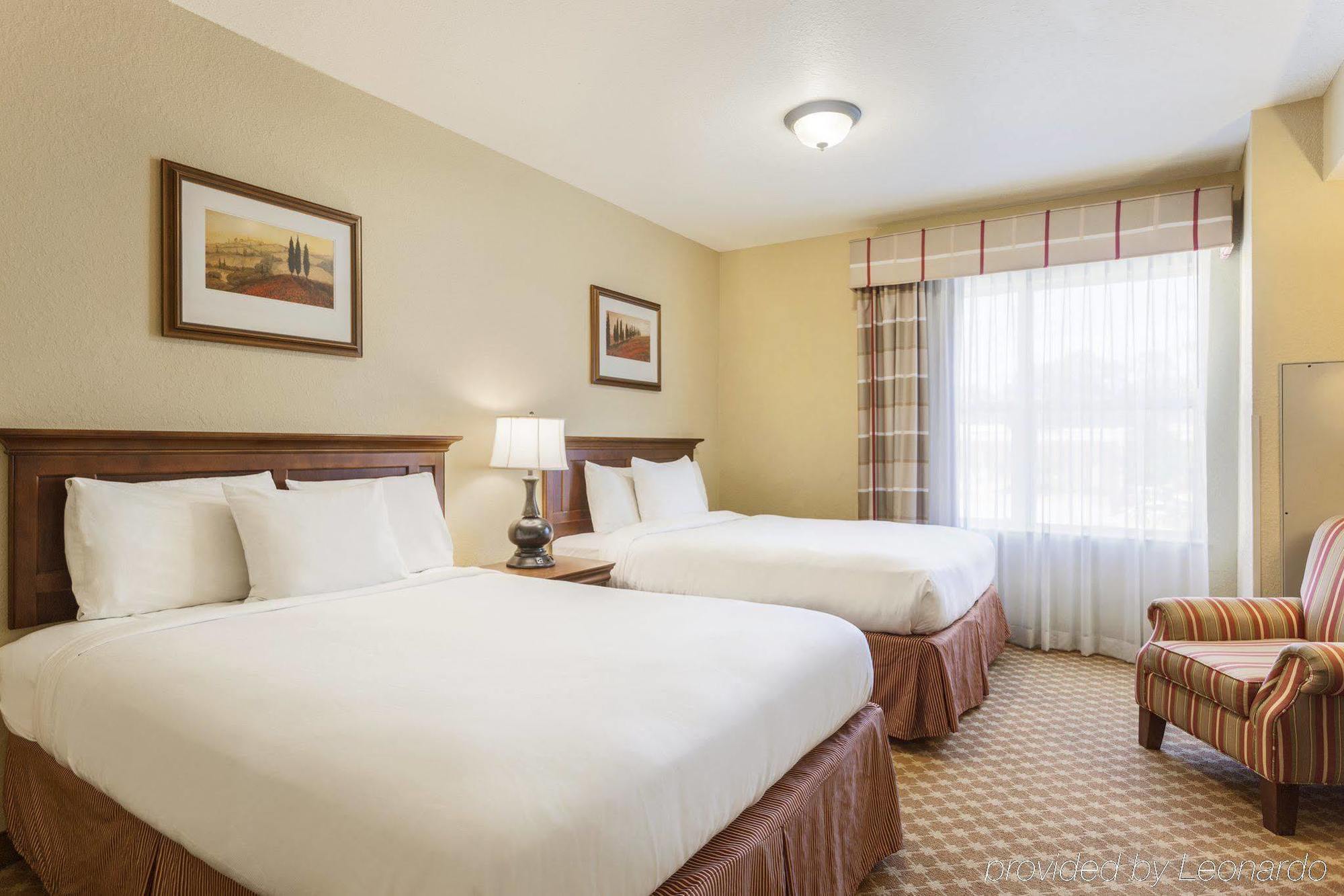 Clarion Pointe Columbus-Bradley Park Hotel Exterior photo