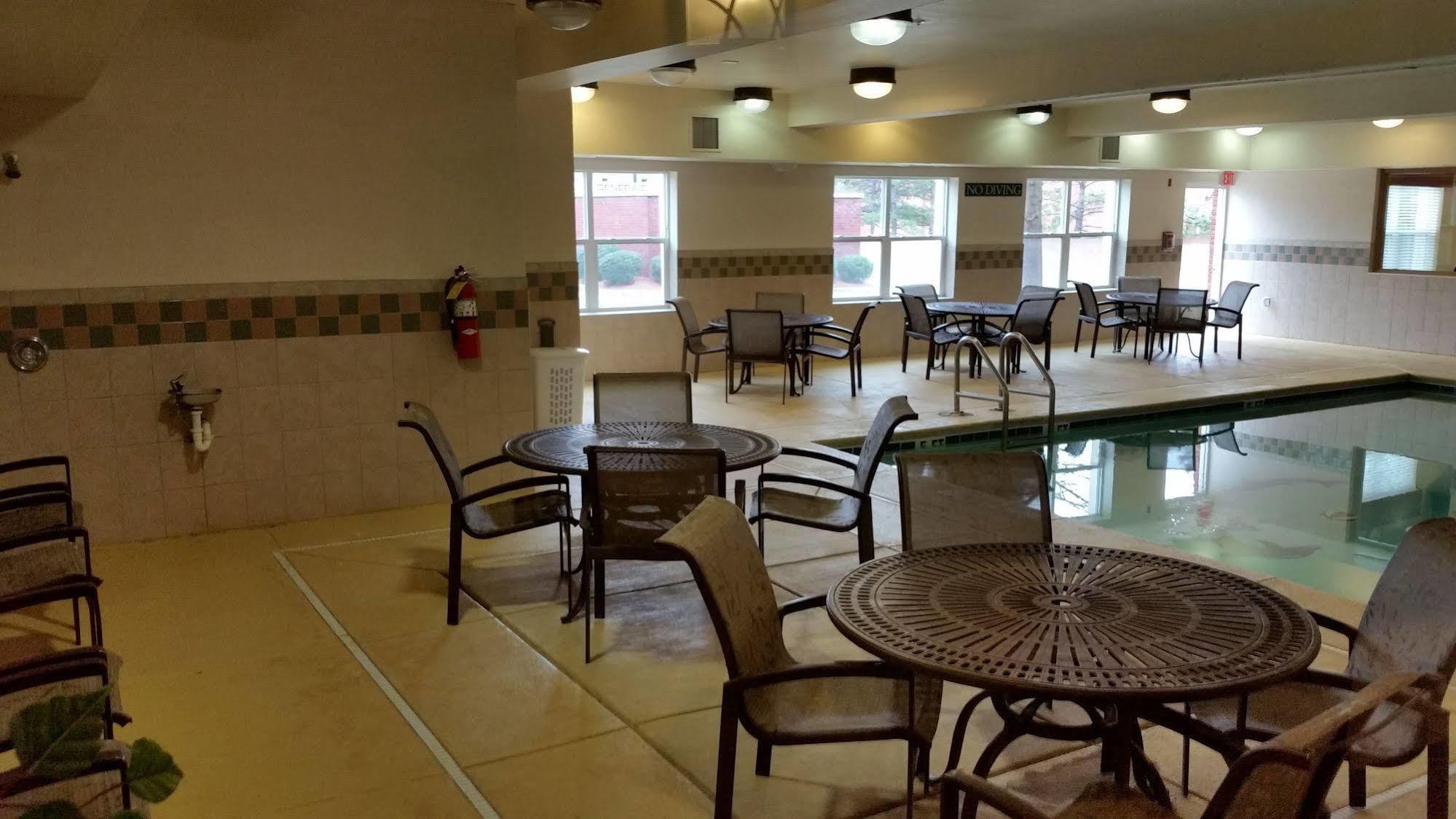 Clarion Pointe Columbus-Bradley Park Hotel Exterior photo